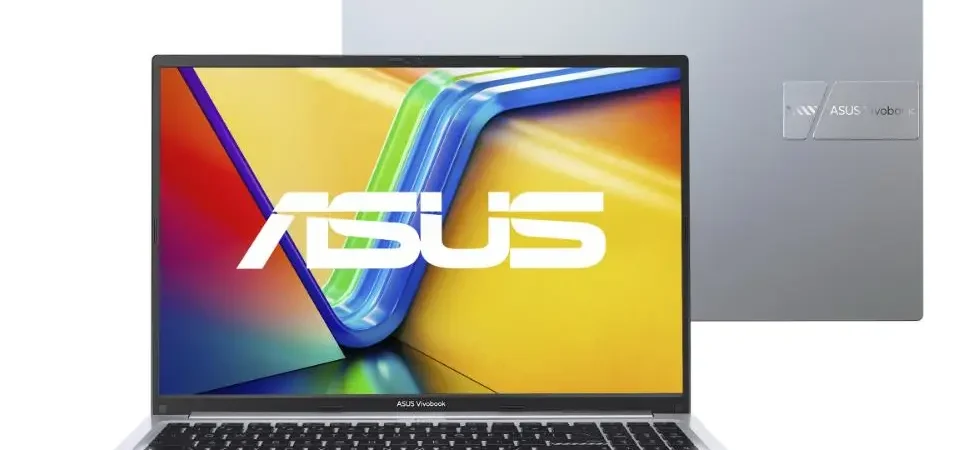 Asus Vivobook com Core i7 aberto em uma mesa